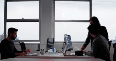 İş arkadaşları belge Office üzerinde tartışıyor. Erkek icra laptop kullanma office 4 k