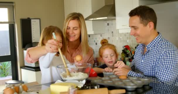 Genitori Insegnano Loro Figli Preparare Impasto Cucina Coppia Guardando Felicemente — Video Stock