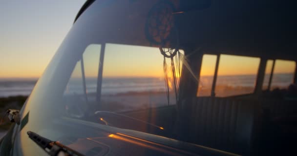 Gros Plan Van Pendu Dans Van Coucher Soleil Arrière Plan — Video