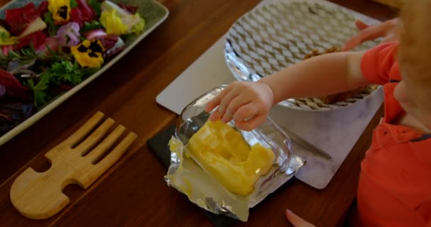 Junge Hebt Den Deckel Der Butterdose Tisch Sitzen Zum Frühstück — Stockvideo