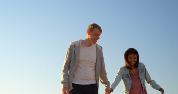 Feliz Pareja Joven Caminando Mano Playa Hermoso Cielo Fondo — Vídeo de stock