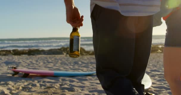 Пара Заднього Виду Тримає Руки Пляшкою Пива Біжить Пляжу Розважаючись — стокове відео