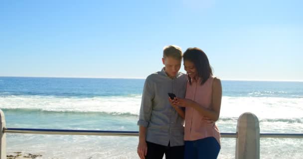 Joyeux Jeune Couple Utilisant Téléphone Portable Près Des Balustrades Beau — Video