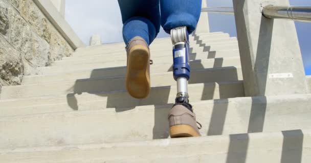 Vue Angle Bas Femme Handicapée Marchant Étage Jour Ensoleillé Lumineux — Video