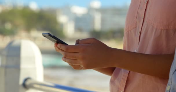 Zbliżenie Kobieta Przy Użyciu Telefonu Komórkowego Pobliżu Balustrady Budynki Morze — Wideo stockowe