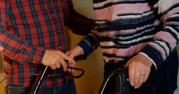 Sohn Hilft Mutter Beim Gehen Mit Rollator Hause Mutter Versucht — Stockvideo