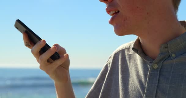 Primo Piano Giovanotto Che Parla Cellulare Cielo Blu Sullo Sfondo — Video Stock