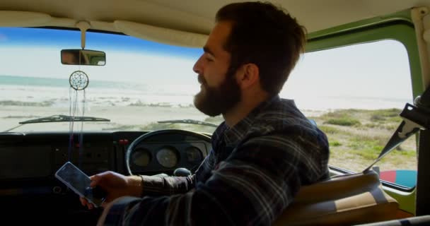 Pareja Joven Interactuando Entre Camioneta Mujer Acostada Salpicadero — Vídeos de Stock