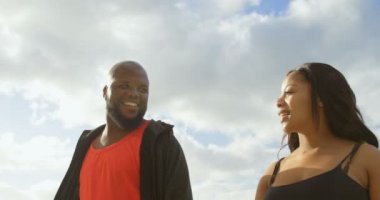 İki güneşli bir günde yürürken etkileşim. Güzel gökyüzü ve bulutlar içinde belgili tanımlık geçmiş 4k