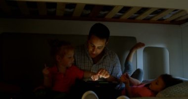 Baba ve çocuk evde yatak odasında dijital tablet kullanma. Çocuk babası 4 k ile eğleniyor