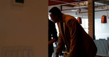 İş arkadaşları ofis planı üzerinde tartışıyor. Bir tablo 4 k blueprint