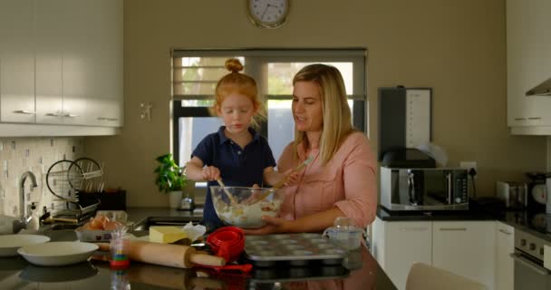Mãe Filho Felizes Misturando Farinha Cozinha Sorrindo Mãe Observando Seu — Vídeo de Stock