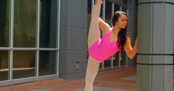 Молодая Балерина Делает Упражнения Растяжку Городе Изящно Позирует Столбе — стоковое видео