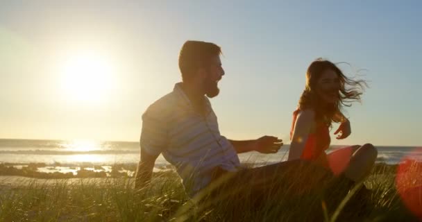 Feliz Pareja Joven Divirtiéndose Playa Hermoso Atardecer Mar Tranquilo Fondo — Vídeos de Stock