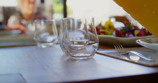 Close Van Het Sap Wordt Gegoten Glas Eten Glas Eettafel — Stockvideo