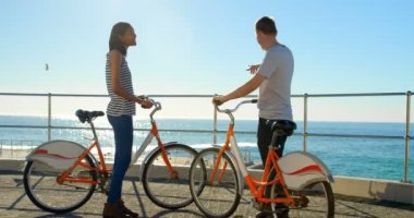 Çift birbirleri ile korkuluk yakınındaki etkileşim. Deniz ufuk içinde belgili tanımlık geçmiş 4k