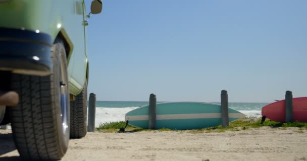 沙滩上的面包车和冲浪板 明亮的阳光明媚的日子4K — 图库视频影像