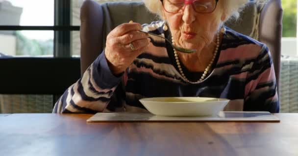 Senior Vrouw Soep Gelet Eettafel Thuis Vrouw Blaast Warme Soep — Stockvideo