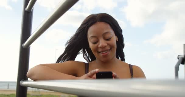 Mutlu Kadın Parkta Cep Telefonu Kullanarak Devre Dışı Gülümseyen Kadın — Stok video