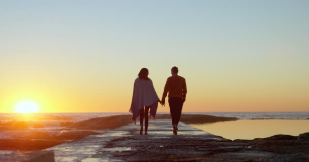 Vista Trasera Pareja Caminando Por Muelle Puesta Sol Mar Fondo — Vídeos de Stock