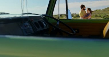 Genç çift birbirlerine güneşli bir günde kucaklayan. Van 4k iç