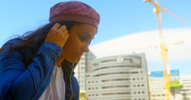 Νεαρή Γυναίκα Ακούγοντας Μουσική Στα Ακουστικά Στην Πόλη Εργοτάξιο Στο — Αρχείο Βίντεο