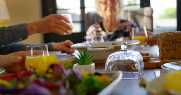 Сімейні Тостові Келихи Соку Обідньому Столі Вдома Сидячи Їжею Обідньому — стокове відео