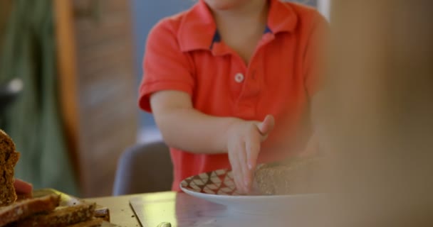 Menino Adorável Ter Comida Doce Casa Menino Colocando Comida Doce — Vídeo de Stock