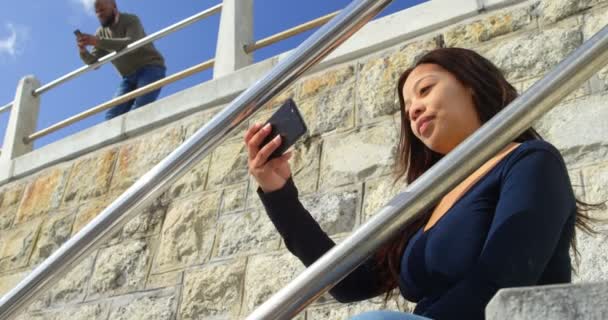 Žena Selfie Mobilním Telefonem Schodech Člověk Používající Mobilní Telefon Promenádě — Stock video