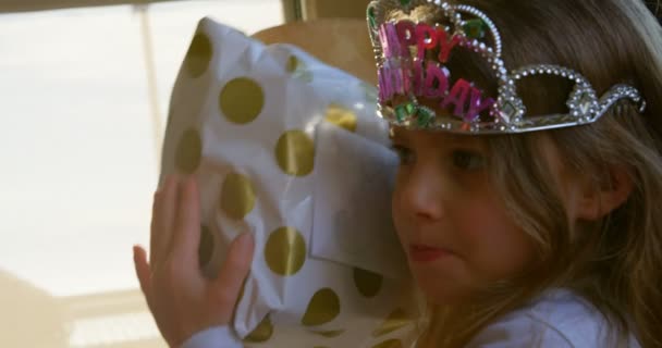 Adorable Chica Sacudiendo Regalo Cumpleaños Casa Emocionado Con Comprobación Caja — Vídeo de stock