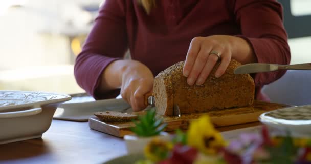 Střední Část Žena Řezání Bochník Chleba Jídelní Stůl Žena Připravuje — Stock video