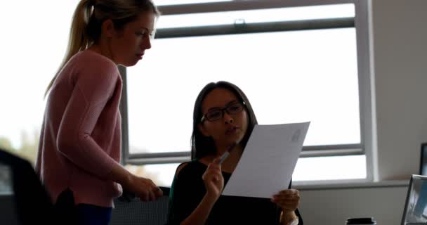 Arkadaşları Belge Office Üzerinde Tartışıyor Birlikte Çalışma Office — Stok video