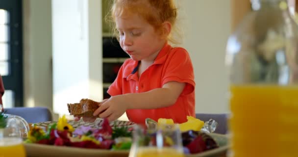 Joli Petit Garçon Mangeant Gâteau Table Parent Donnant Verre Jus — Video