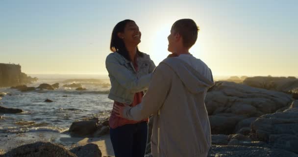 Paar Romancing Rotsachtige Kust Ondergaande Zon Zee Achtergrond — Stockvideo