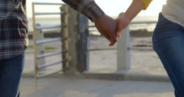 El ele ile gezinti yerinde yürüme çift orta bölümü. Parlak güneşli ve sakin deniz içinde belgili tanımlık geçmiş 4k