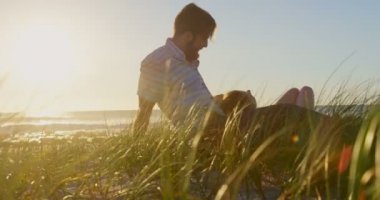 Yatan genç kadın Tur ve birbirleri ile etkileşim mans. Çift sahilde günbatımı 4 k sırasında romancing