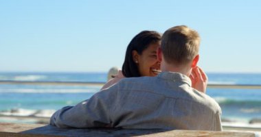 Çift birbirleri ile korkuluk yakınındaki konuşuyor. Kol ile 4 k civarında oturan