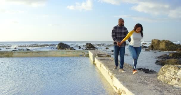 Casal Feliz Andando Mãos Dadas Cais Céu Bonito Mar Calmo — Vídeo de Stock