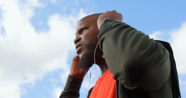 Vista Baixo Ângulo Homem Ouvindo Música Com Fone Ouvido Dia — Vídeo de Stock
