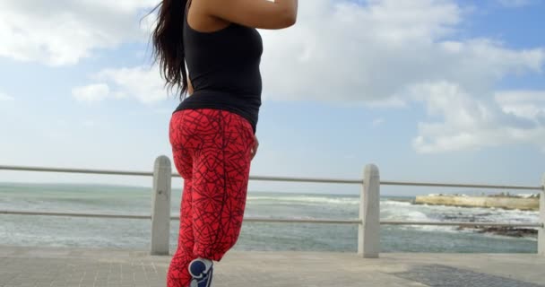 Vista Lateral Mujer Discapacitada Bebiendo Agua Paseo Marítimo Hermoso Cielo — Vídeo de stock