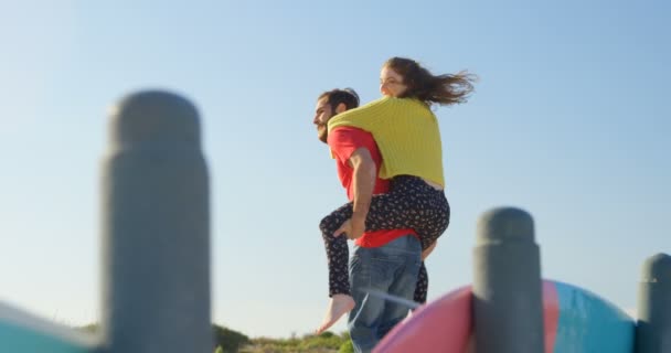 Uomo Che Passaggio Cavallo Una Donna Sulla Spiaggia Coppia Divertirsi — Video Stock