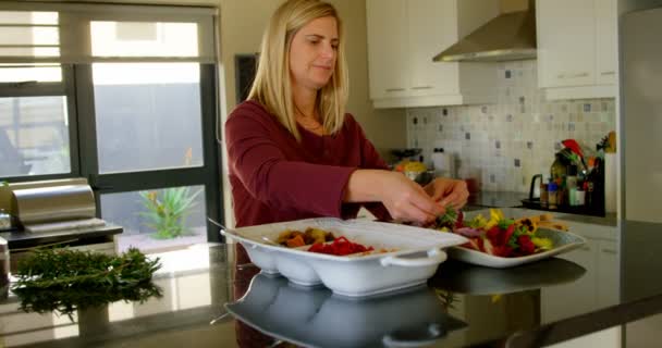 Belle Femme Préparant Salade Dans Cuisine Cheveux Blonds Avec Tissu — Video