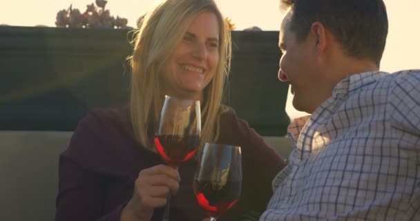 Casal Feliz Tendo Vinho Tinto Varanda Casa Cabeça Cabeça Casal — Vídeo de Stock