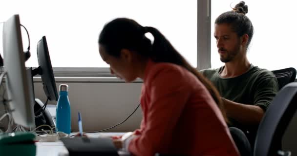 Επαγγελματίες Συναδέλφους Χρησιμοποιώντας Ψηφιακό Tablet Και Εγγραφή Ημερολόγιο Στο Γραφείο — Αρχείο Βίντεο