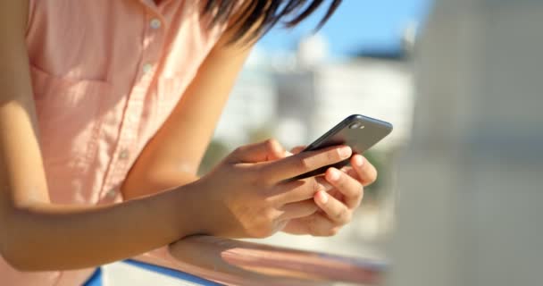 Primo Piano Bella Donna Che Utilizza Telefono Cellulare Piedi Vicino — Video Stock