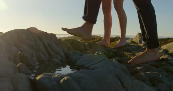 Låga Delen Par Promenader Sten Vid Stranden Par Går Barfota — Stockvideo