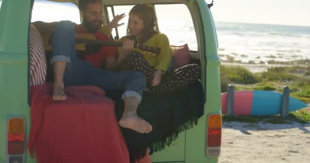 Hombre Toca Guitarra Para Mujer Camioneta Sonriendo Feliz Pareja — Vídeo de stock