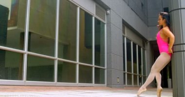 Yioung ballertina bir şehirde dans dansçı. İncelikle ayağı 4 k karşı poz