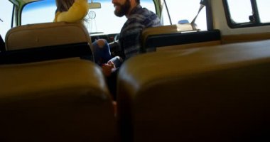 Genç çift birbirleri ile minibüste etkileşim. Çift zaman birlikte 4 k harcama