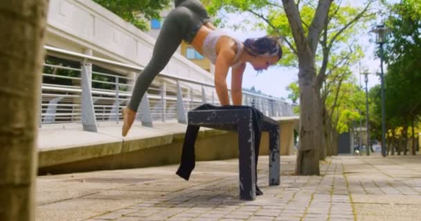 Junge Tänzerin Übt Handstand Auf Der Bank Brücke Und Gebäude — Stockvideo